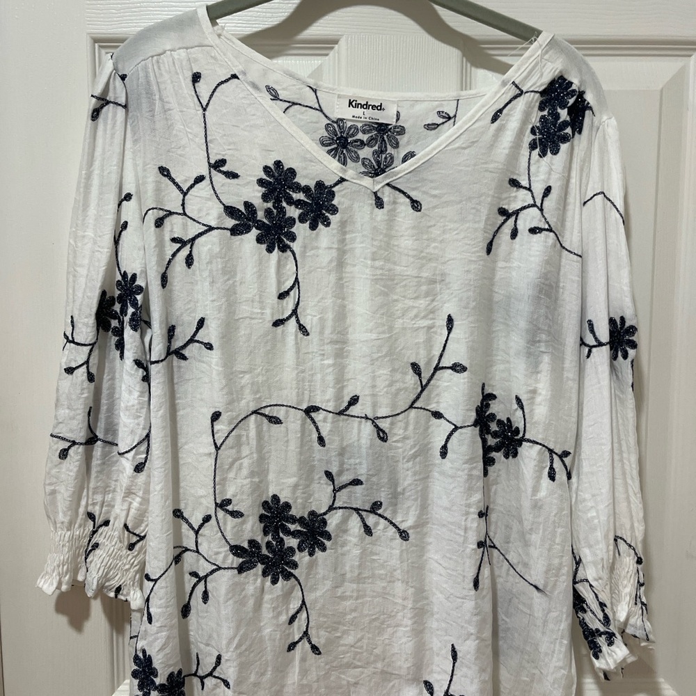 Kindred Embroidered Floral Boho Peasant Top White Navy Tunic Blouse Top Womens L
